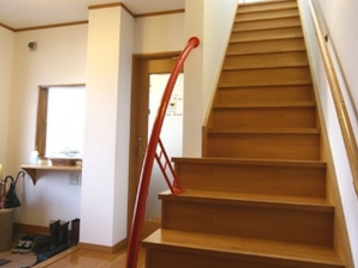 キュートな赤い手すりがポイント